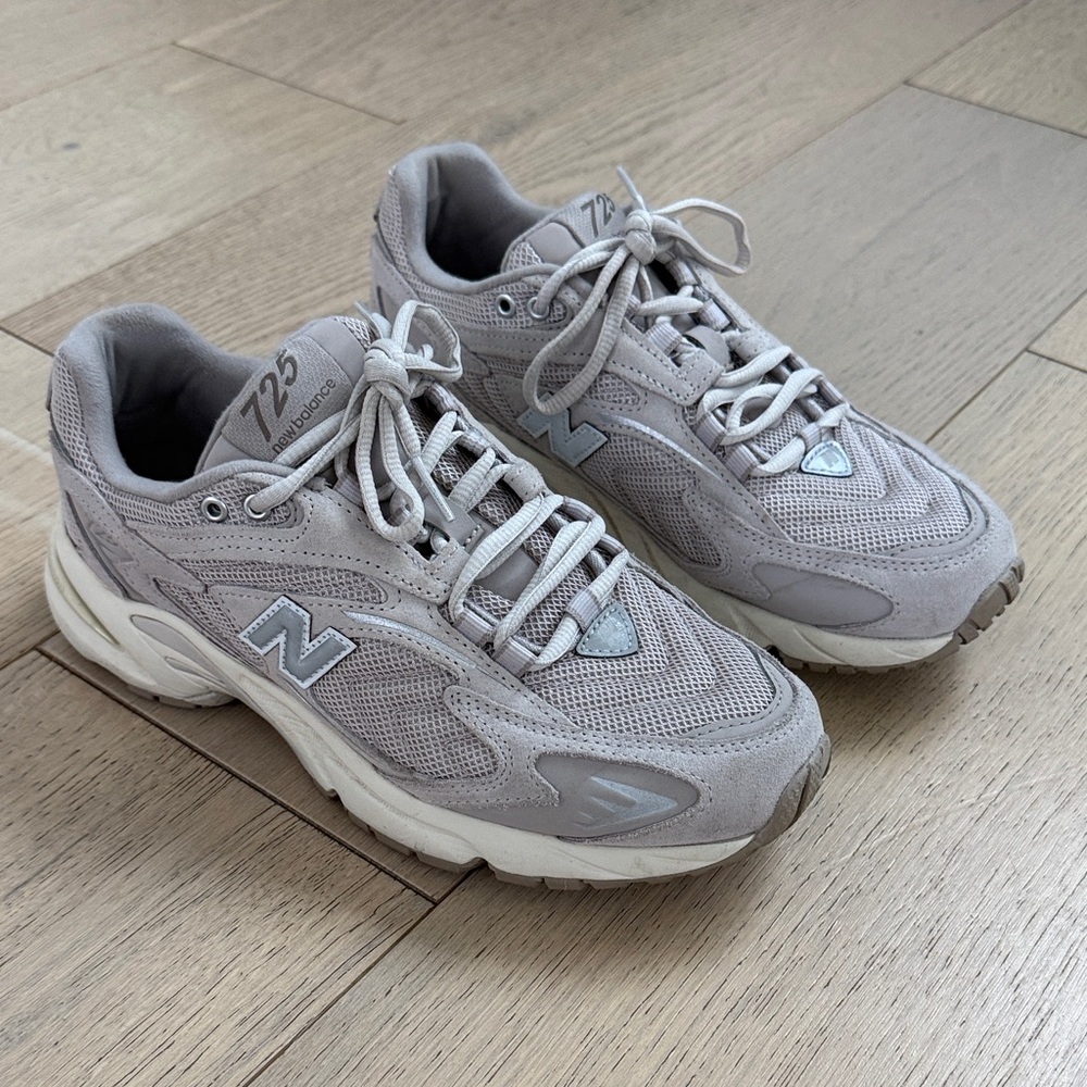 New Balance 725 Women’s Size 7.5 Light Gray Athletic Shoes